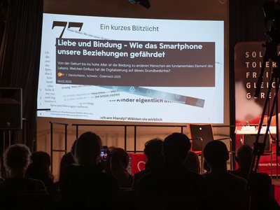 © AWO Bremerhaven / Simone Hryzyk Eine Folie einer PowerPoint-Präsentation, auf der steht: "Liebe und Bindung – wie das Smartphone unsere Beziehung gefährdet" | © AWO Bremerhaven / Simone Hryzyk