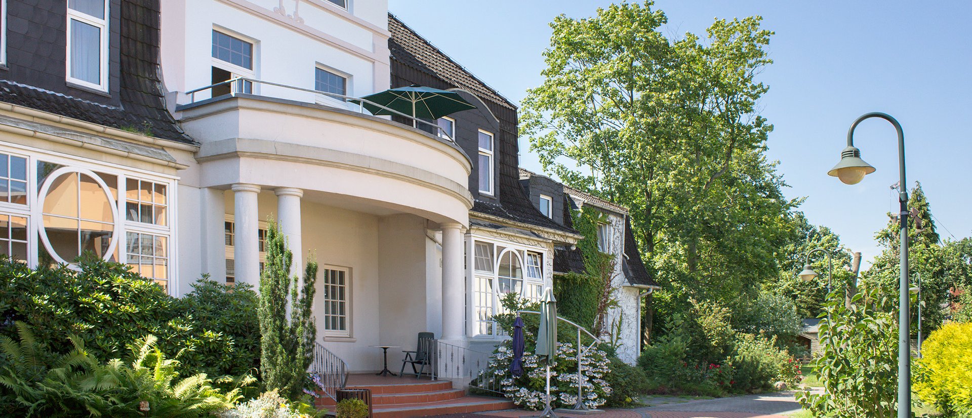 Außenaufnahme der Villa Schocken bei schönem Wetter