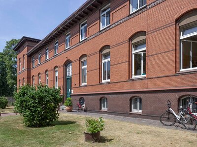 Das Foto zeigt die UKA in der Surfeldstraße von außen Das Foto zeigt eine Außenaufnahme der Ursula-Kaltenstein-Akademie